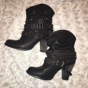 Women’s not rated pull on heeled boots. size 8 ♥️